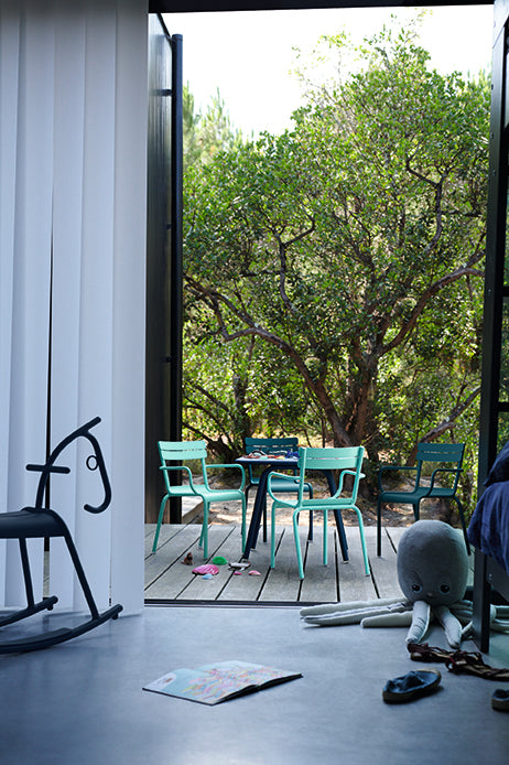 Fermob Luxembourg tuinstoel met arm Black cherry