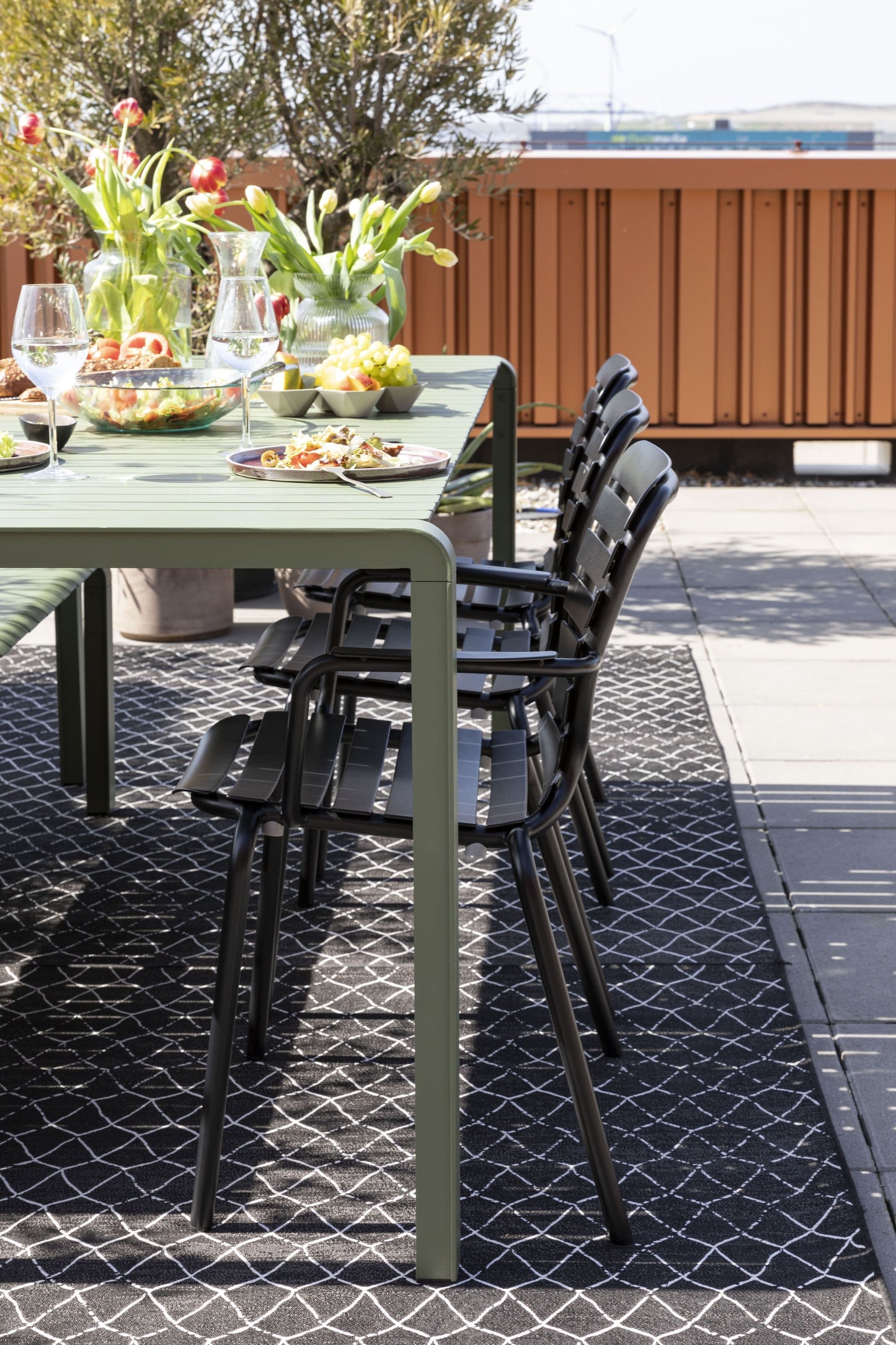 Zuiver Vondel tuinstoel met armleuning Black