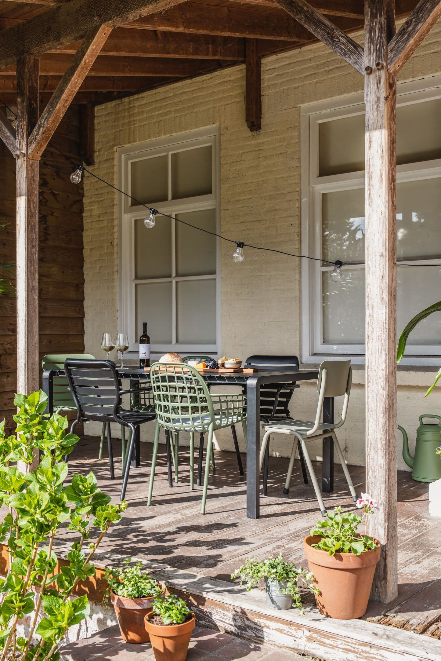 Zuiver Vondel tuinstoel met armleuning Black