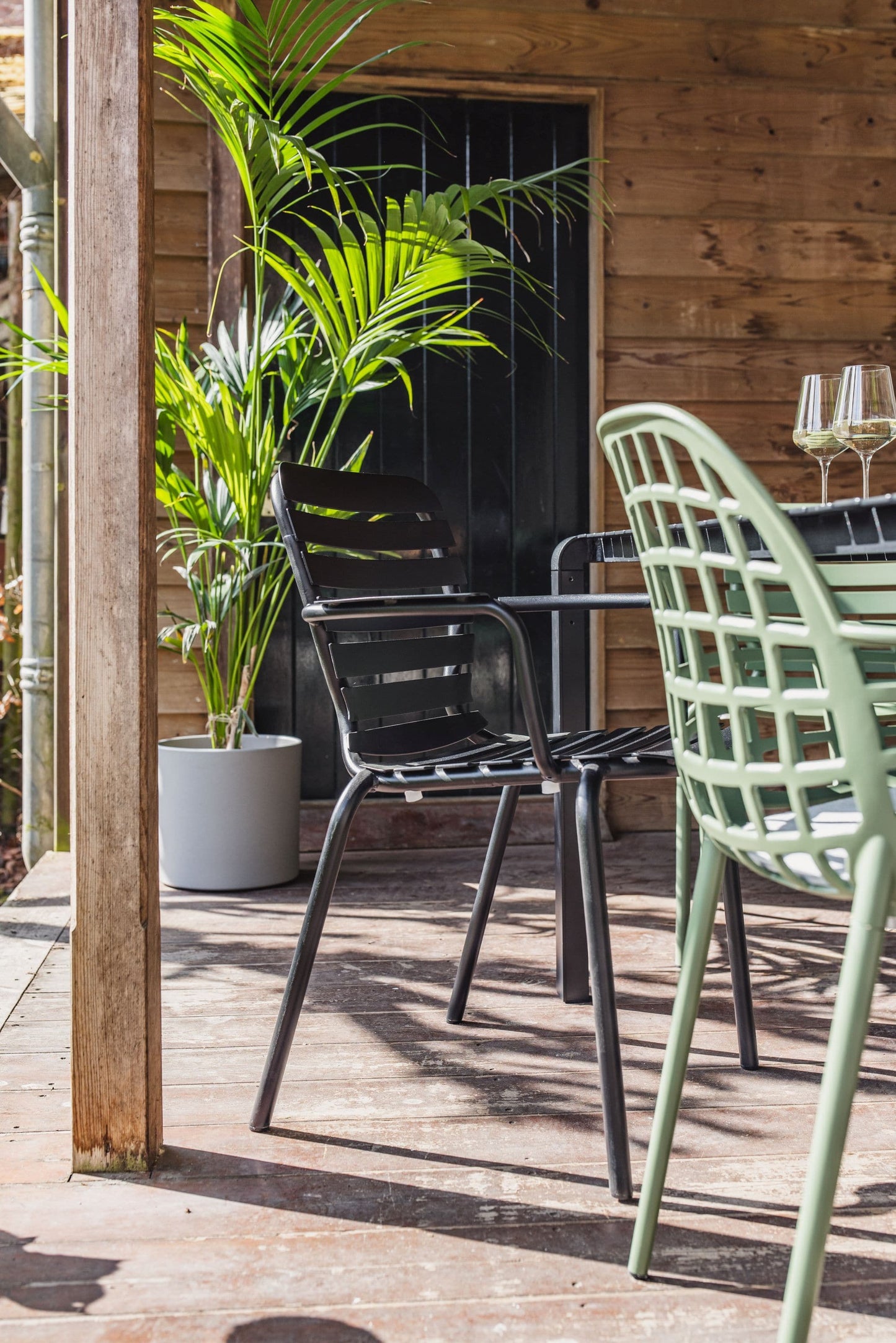 Zuiver Vondel tuinstoel met armleuning Black