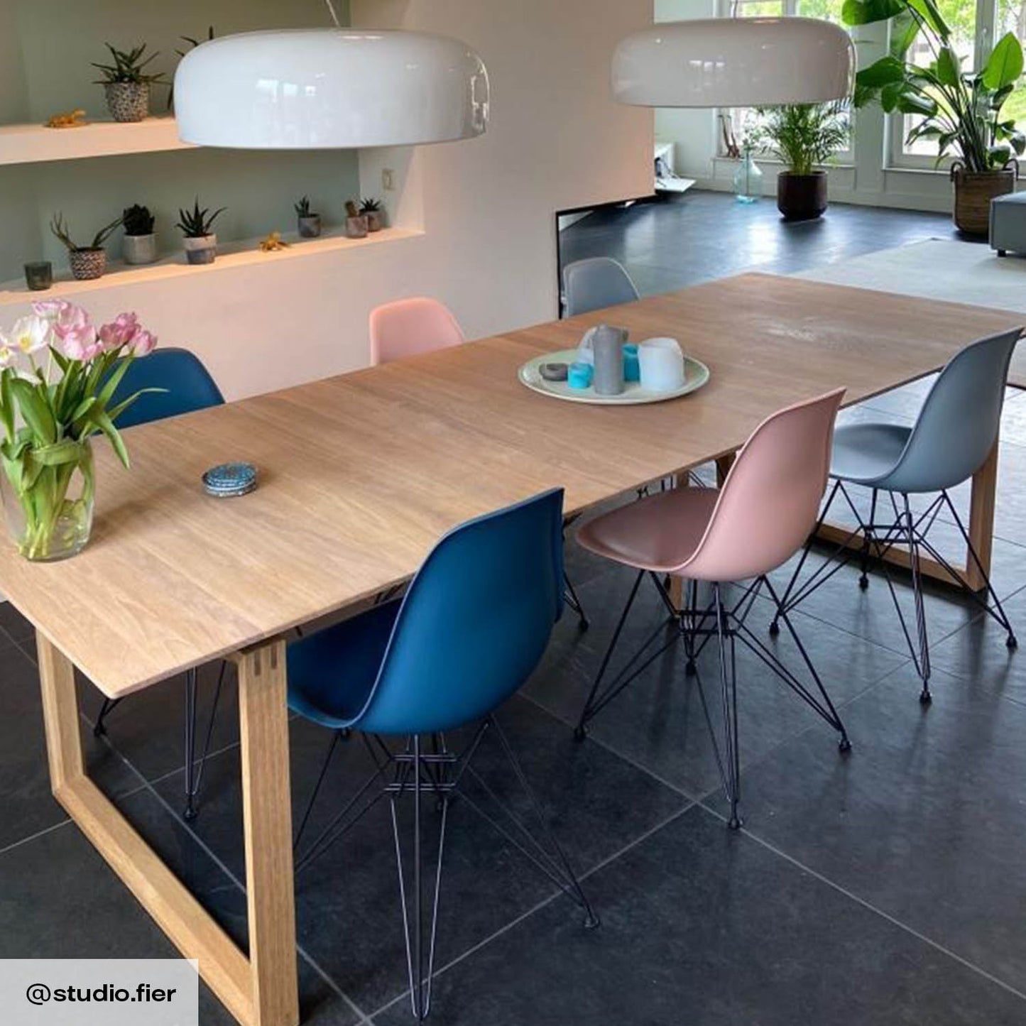 Vitra Eames DSR eetkamerstoel Sea Blue zwart gepoedercoat