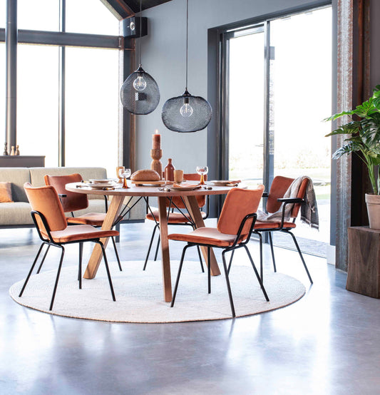 Hoeveel stoelen passen aan een eettafel?