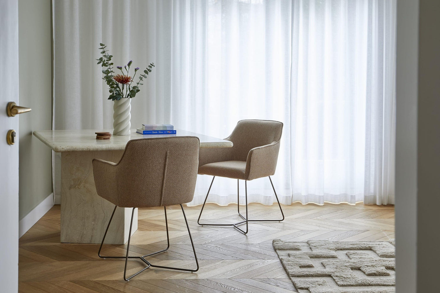 Bruine eetkamerstoelen