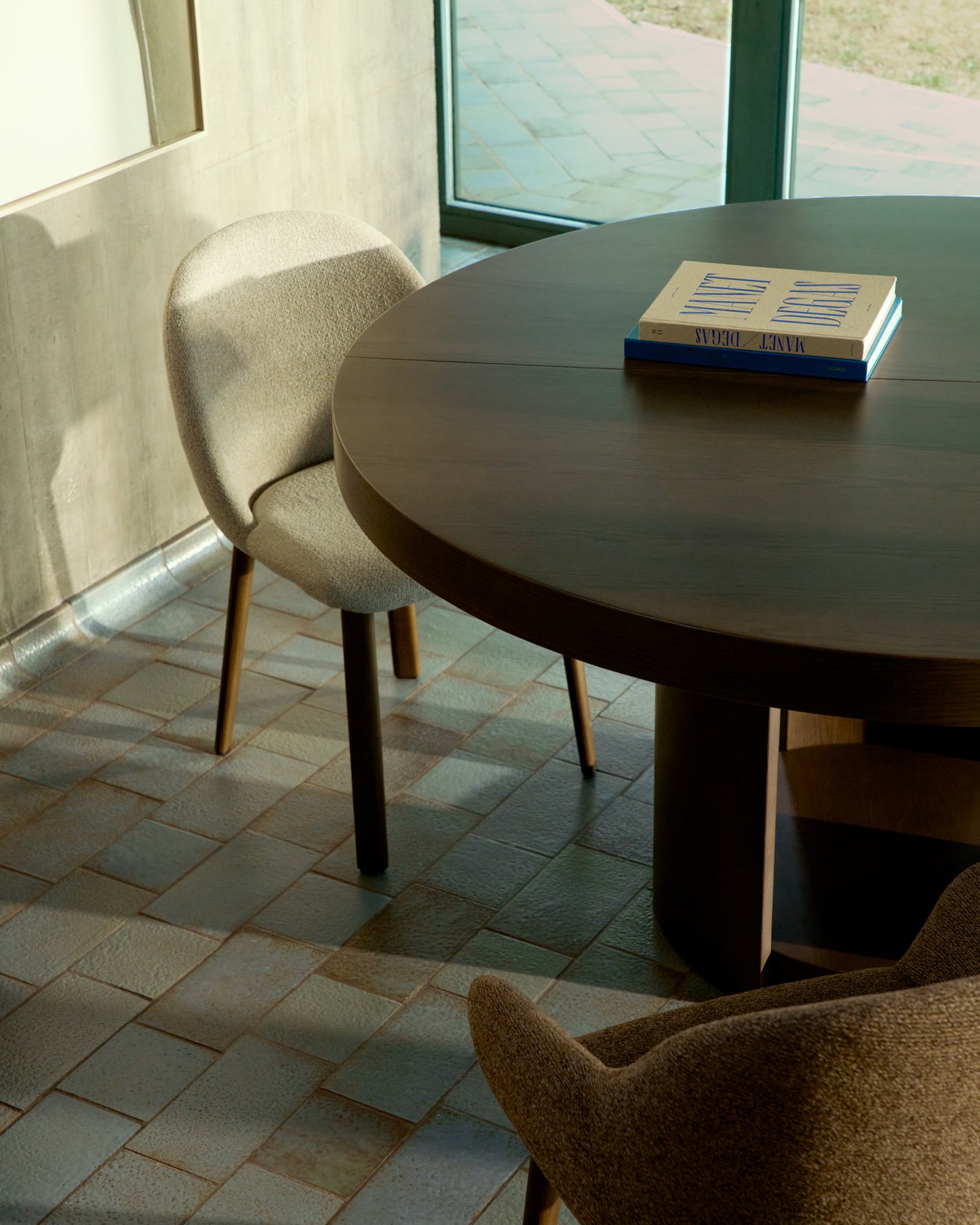 Kave Home Artis eettafel uitschuifbaar rond Ø120 cm Dark brown