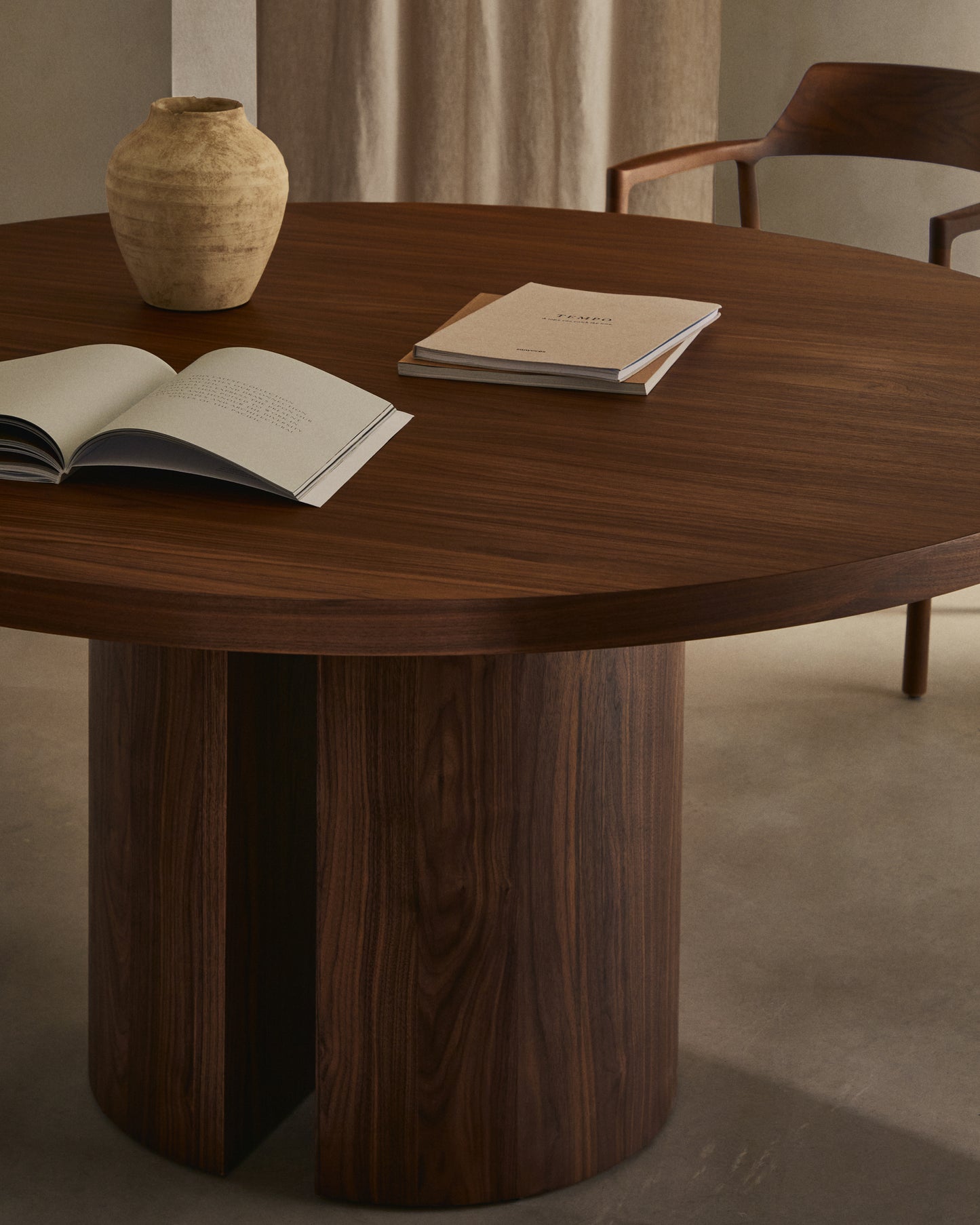 Kave Home Nealy eettafel Ø150 cm Walnoot