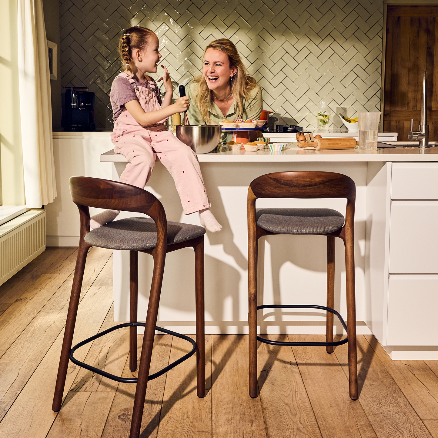 Artisan Neva Light barkruk H65 Steelcut Trio 0266 Europees walnoot