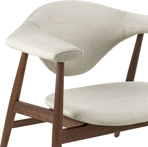 Gubi Masculo fauteuil walnoothout gestoffeerd Dedar Eero 106