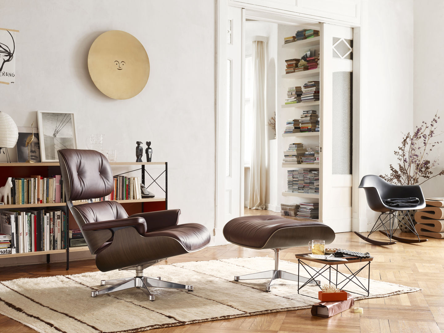 Vitra Eames Loungechair met ottoman Premium Leder Jade noten naturel