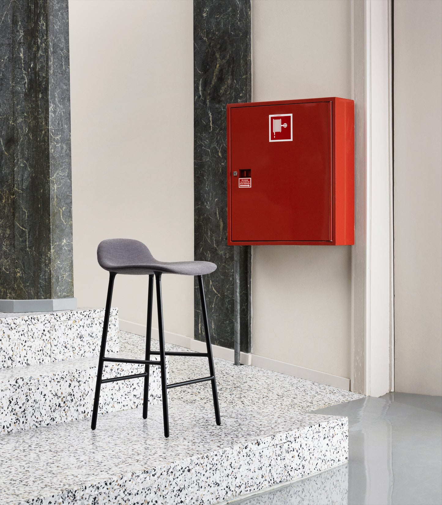 Normann Copenhagen Form barkruk H65 grijs leer Ultra 41574 vierpoot staal