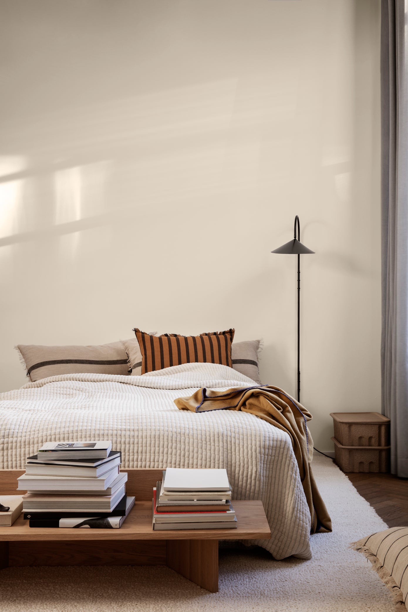 Ferm Living Arum Swivel wandlamp lang Zwart
