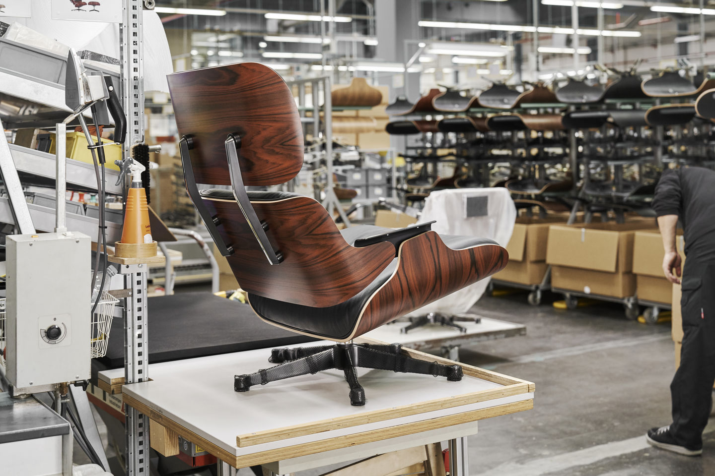 Vitra Eames Loungechair Nubia Salt'n Pepper kastanje zwart