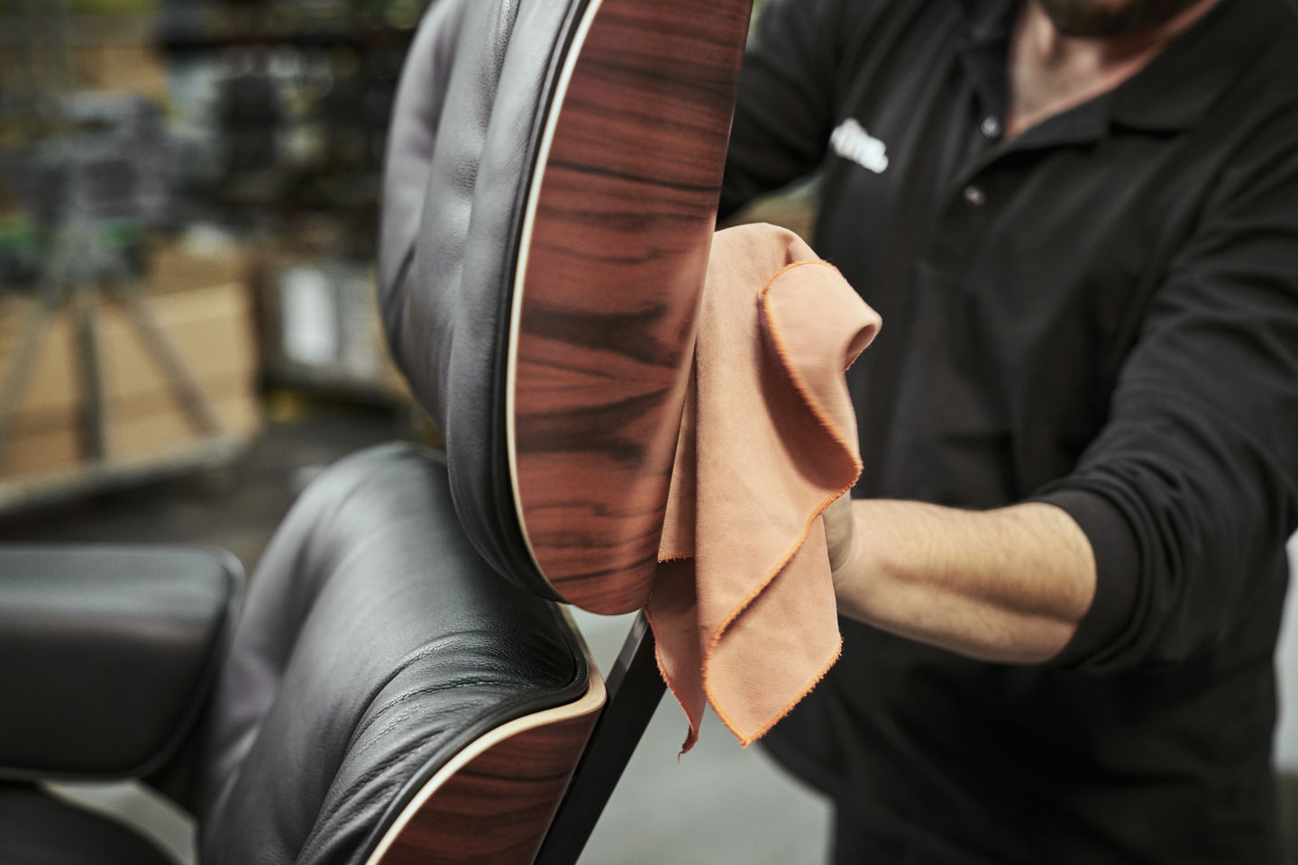 Vitra Eames Loungechair Nubia Salt'n Pepper kastanje zwart