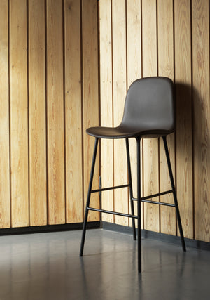Normann Copenhagen Form barkruk H65 hoge rug leder Ultra 41574 vierpoot staal
