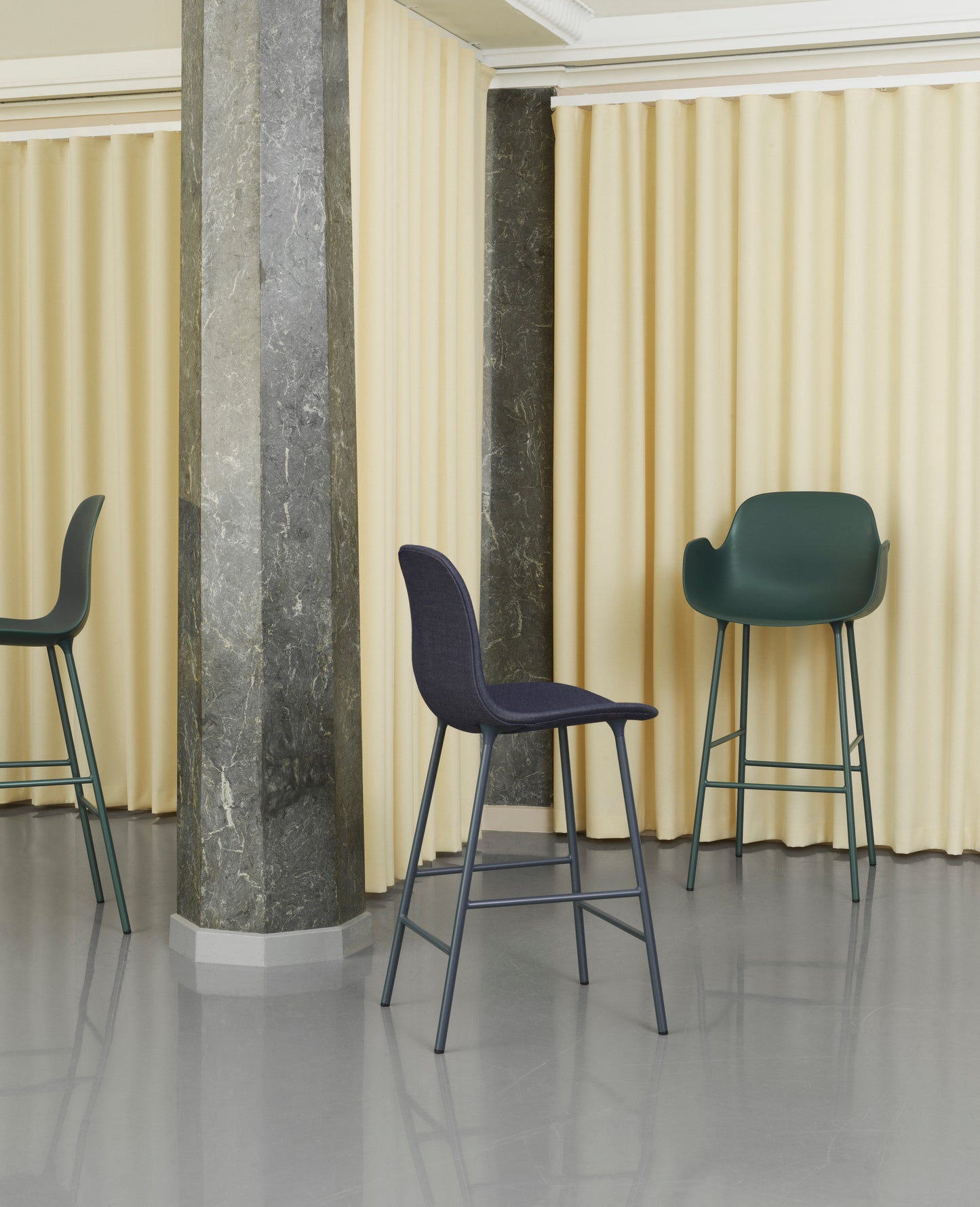 Normann Copenhagen Form barkruk H65 hoge rug leder Ultra 41574 vierpoot staal