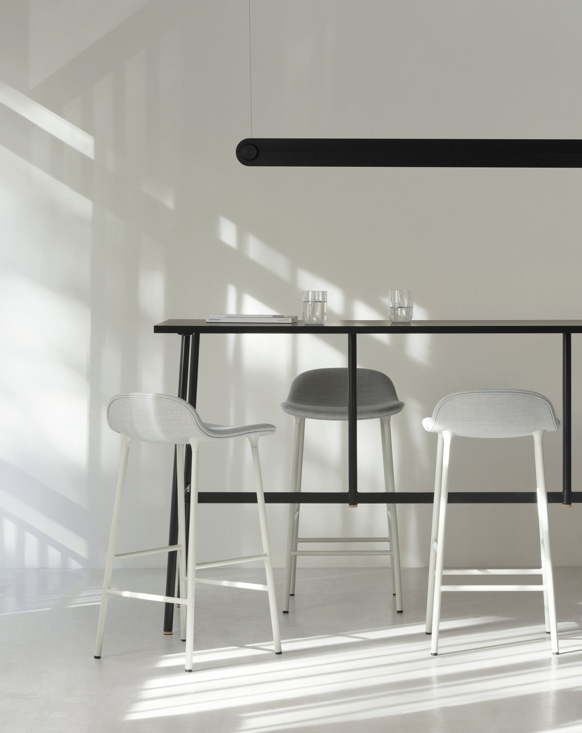 Normann Copenhagen Form barkruk H65 Grey vierpoot staal – HelloChair