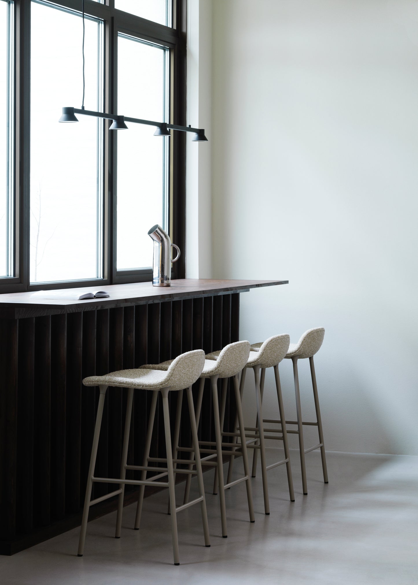 Normann Copenhagen Form barkruk H65 grijs leer Ultra 41574 vierpoot staal