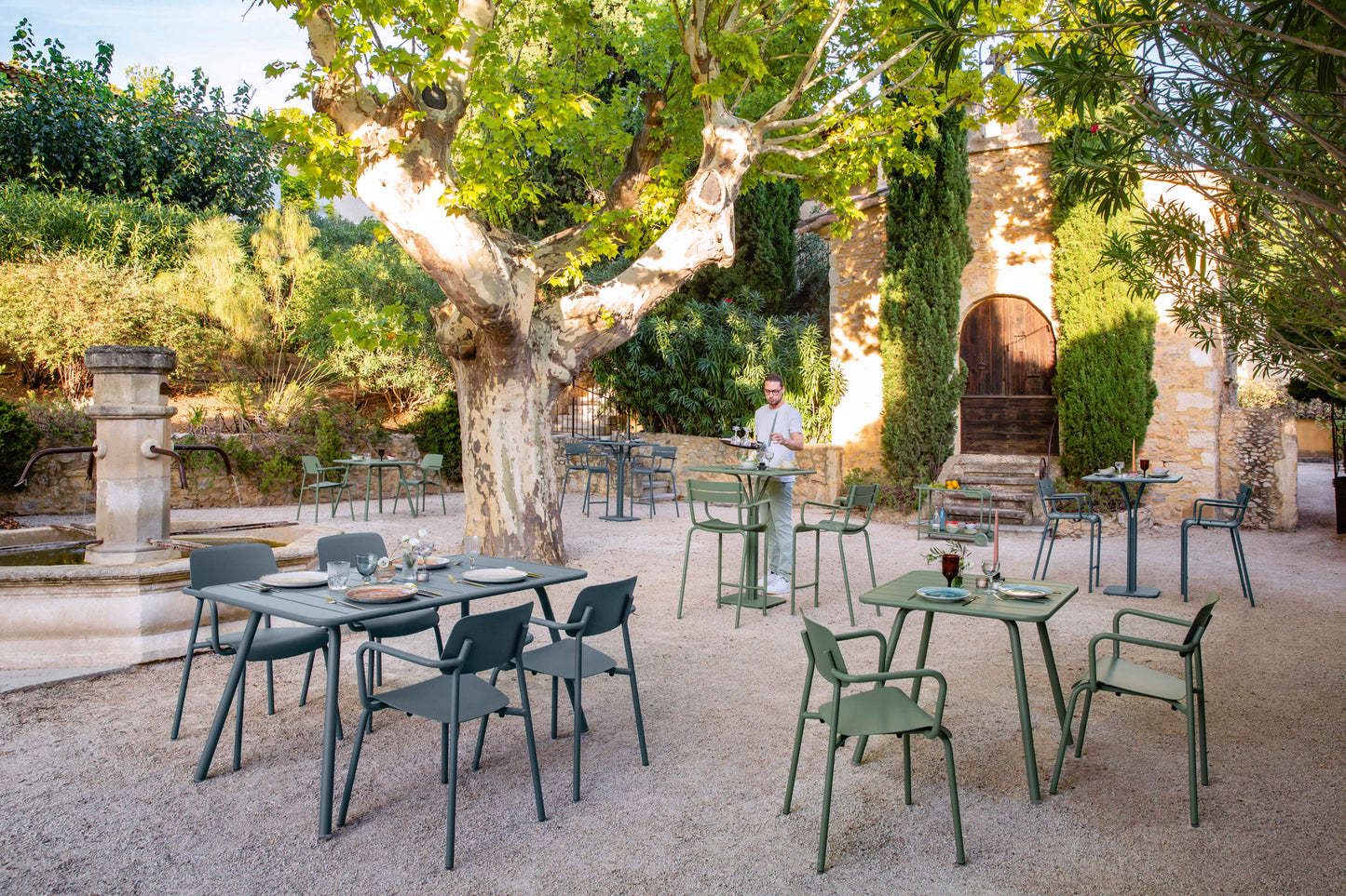 Fermob Studie tuinstoel met arm Chili