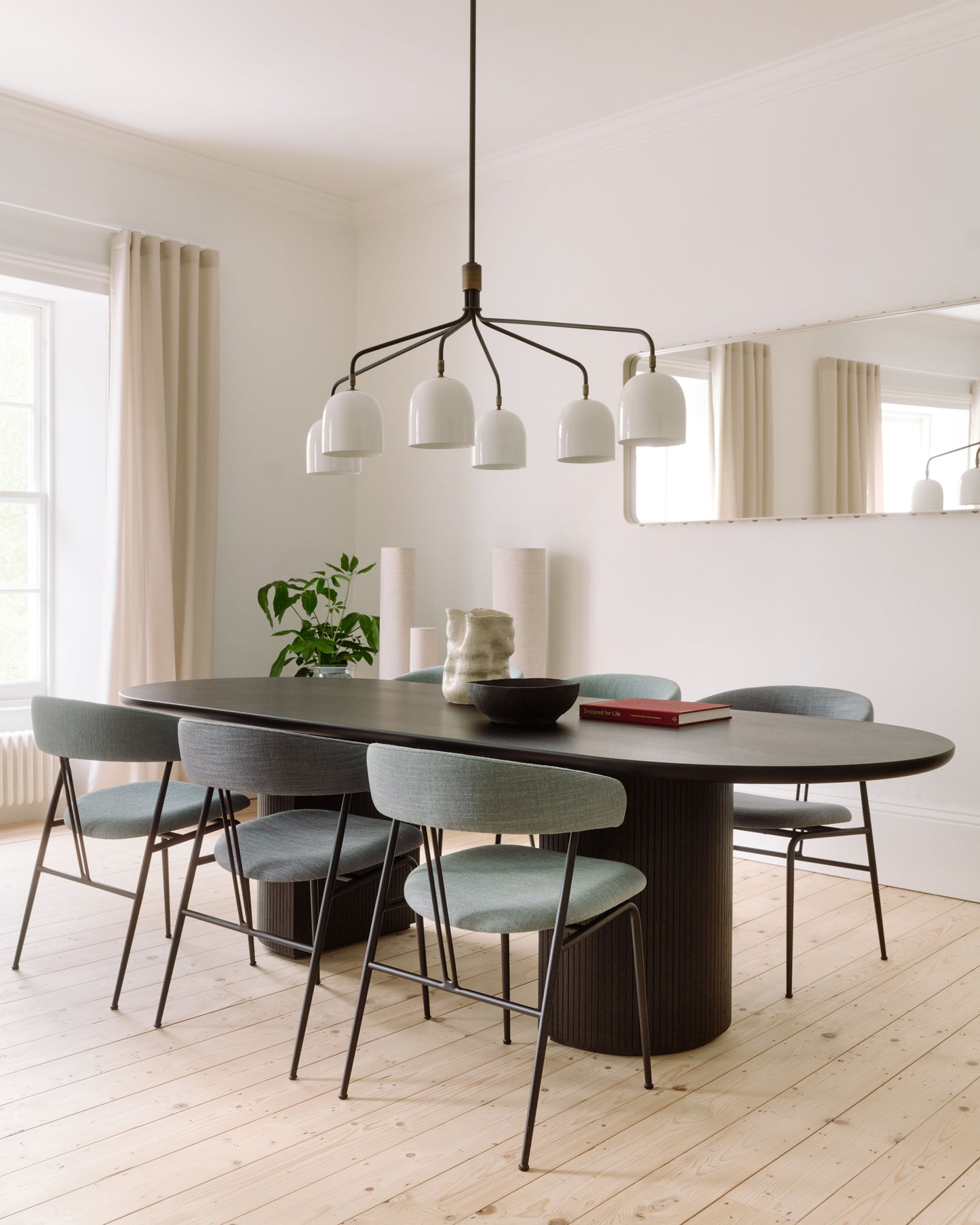 Gubi Moon Elliptical eettafel 258x101 cm zwart eiken