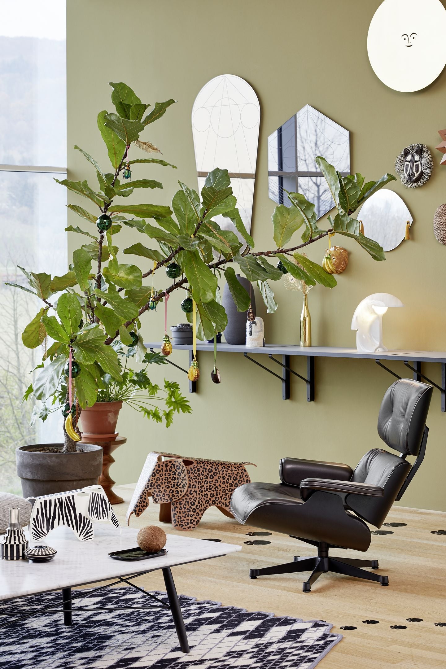 Vitra Eames Loungechair met ottoman Premium Leder Jade noten naturel