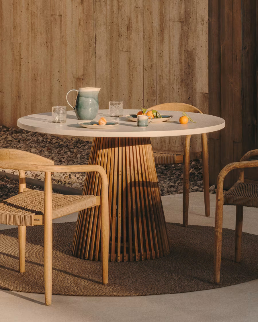 Kave Home Alcaufar tuintafel Ø 120 cm Massief Teakhout en Wit Cement