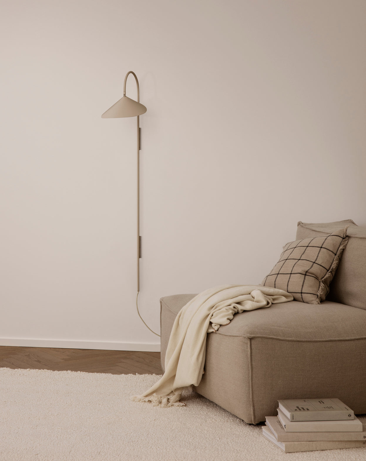Ferm Living Arum Swivel wandlamp lang Cashmere