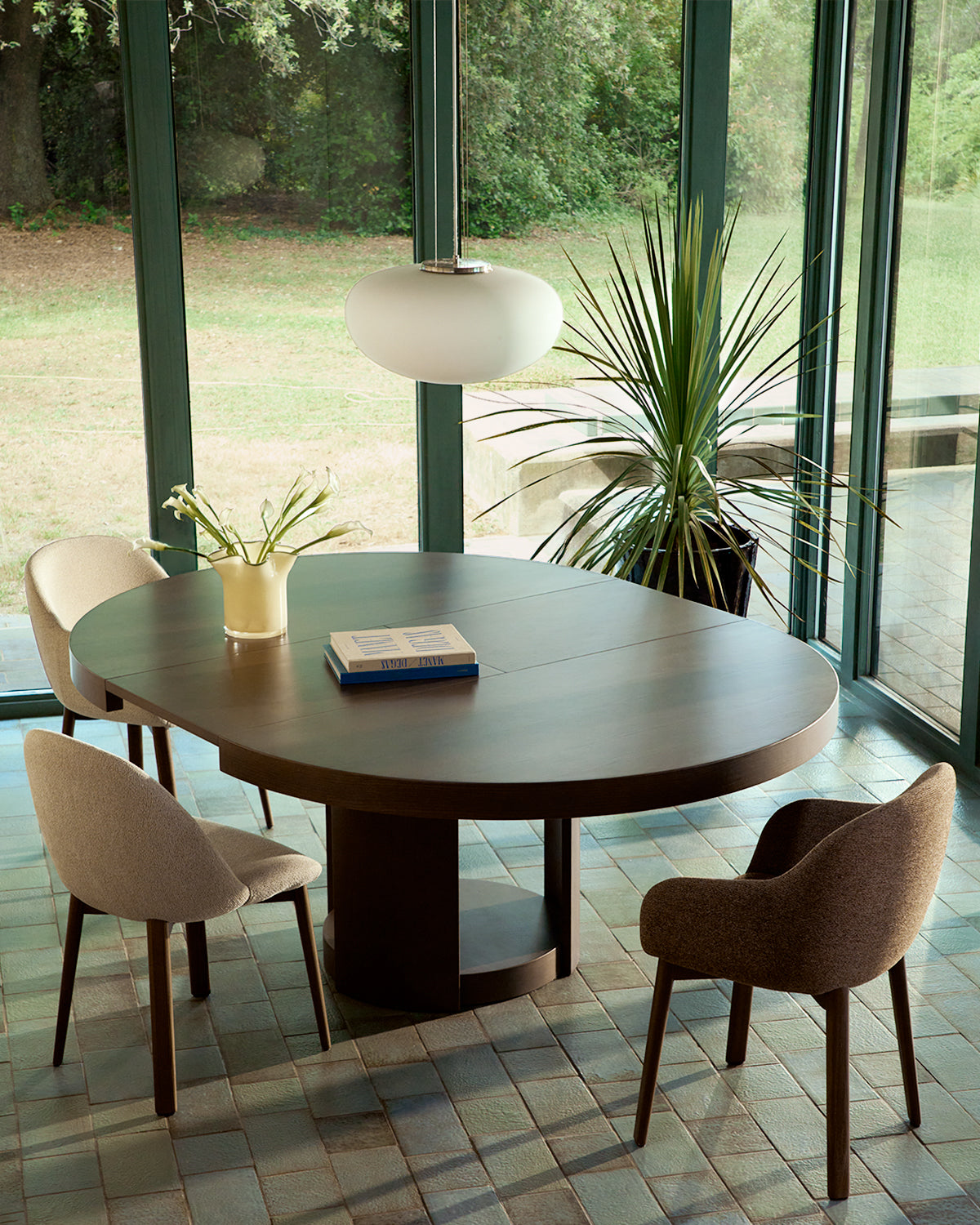 Kave Home Meila eetkamerstoel chenille Beige donker hout