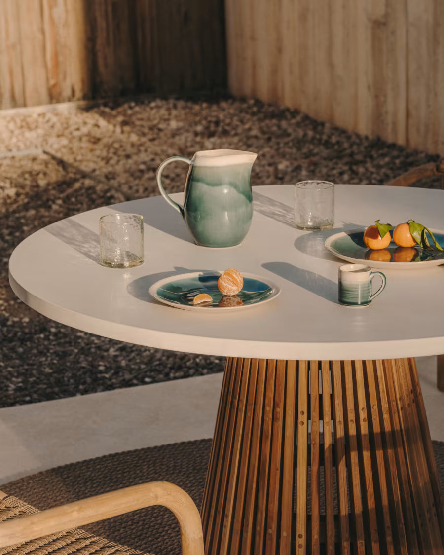 Kave Home Alcaufar tuintafel Ø 120 cm Massief Teakhout en Wit Cement