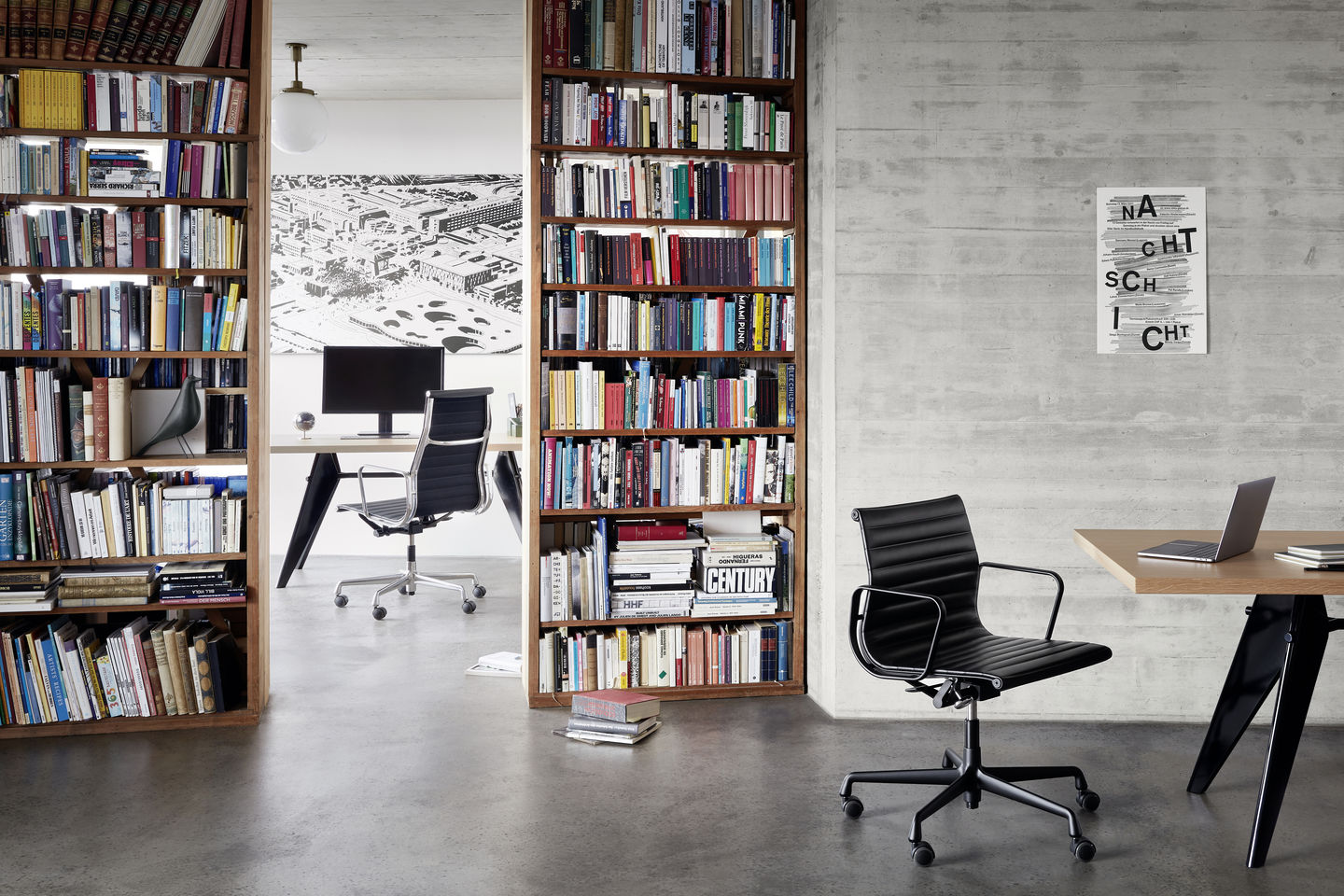 Vitra Eames Aluminium EA 117 bureaustoel draaibaar Premium Leather Nero