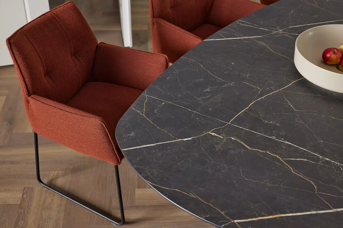 Bree's New World Thor eettafel Deens Ovaal 260x120 cm noten gelakt poot zwart
