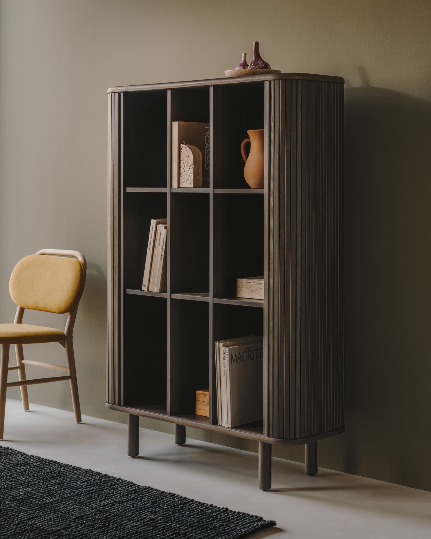 Kave Home Mailen dressoir hoog met 2 deuren essen donkere afwerking
