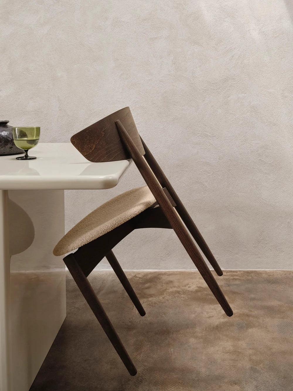Ferm Living Herman eetkamerstoel Dark Stained/Soft Bouclé Natural
