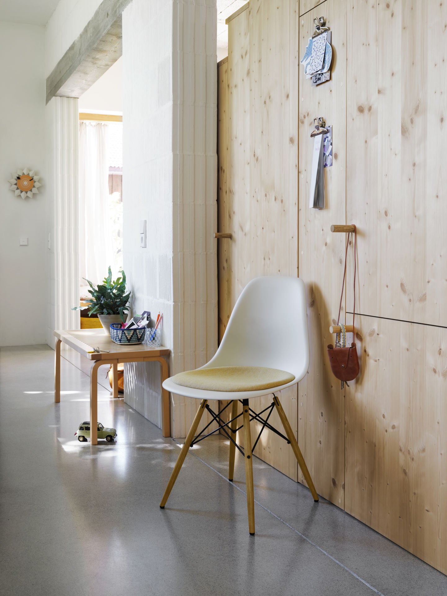 Vitra Eames DSW eetkamerstoel vast zitkussen Ice Grey esdoorn