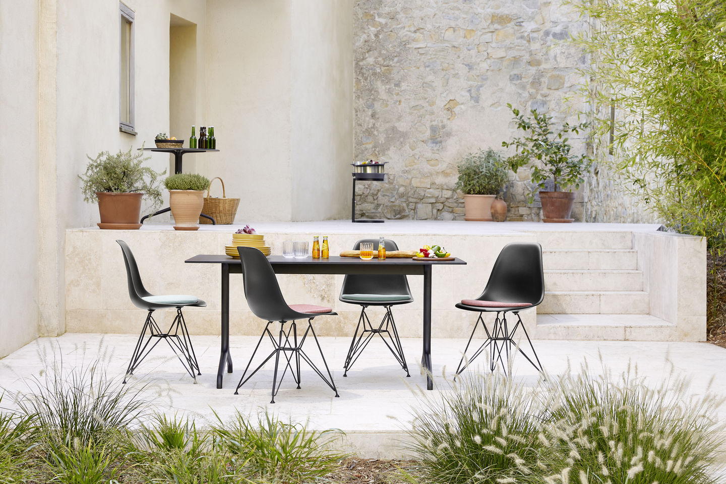 Vitra Eames DSR eetkamerstoel vast zitkussen Granite Grey zwart gepoedercoat