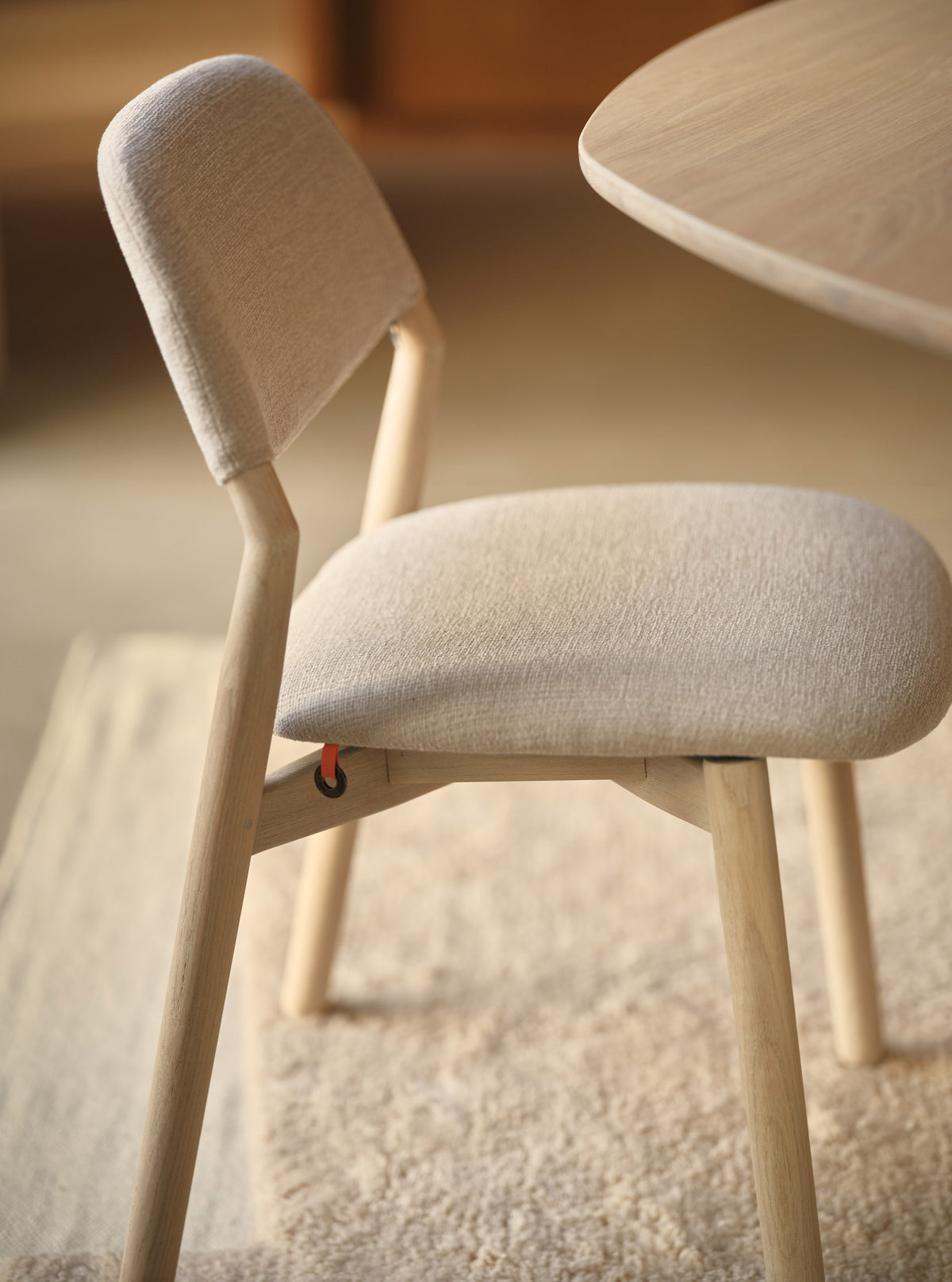 Mobitec Knut C0110 eetkamerstoel Mango Beige poot beuken