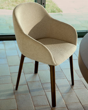Kave Home Meila eetkamerstoel met arm chenille Beige donker hout
