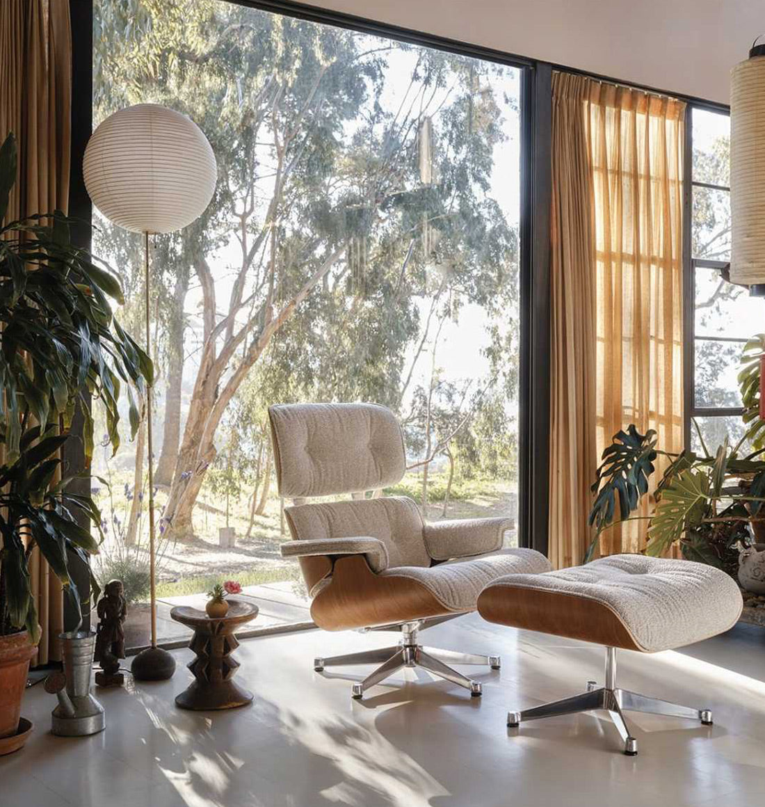 Vitra Eames Loungechair met ottoman Calma Brandy kersenhout naturel