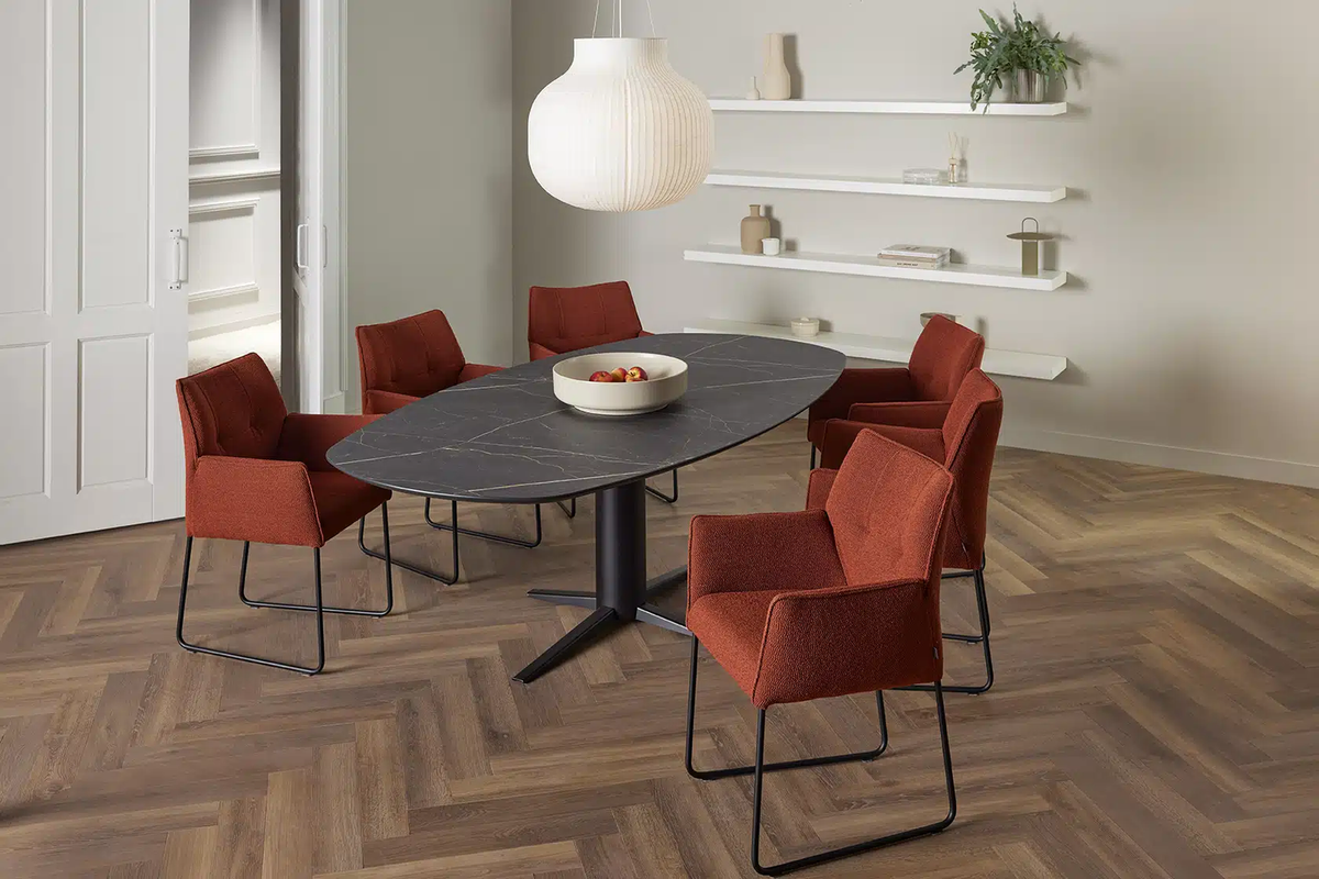 Bree's New World Thor eettafel Deens Ovaal 220x110 cm noten gelakt poot zwart