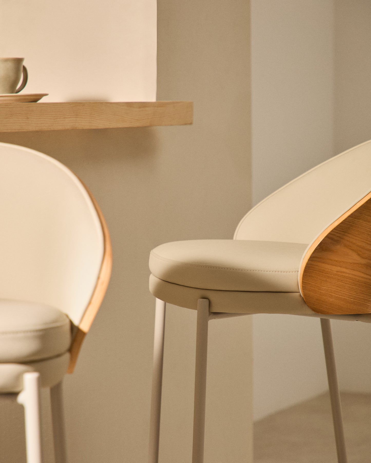 Kave Home Eamy barkruk H65 kunstleer White/Beige