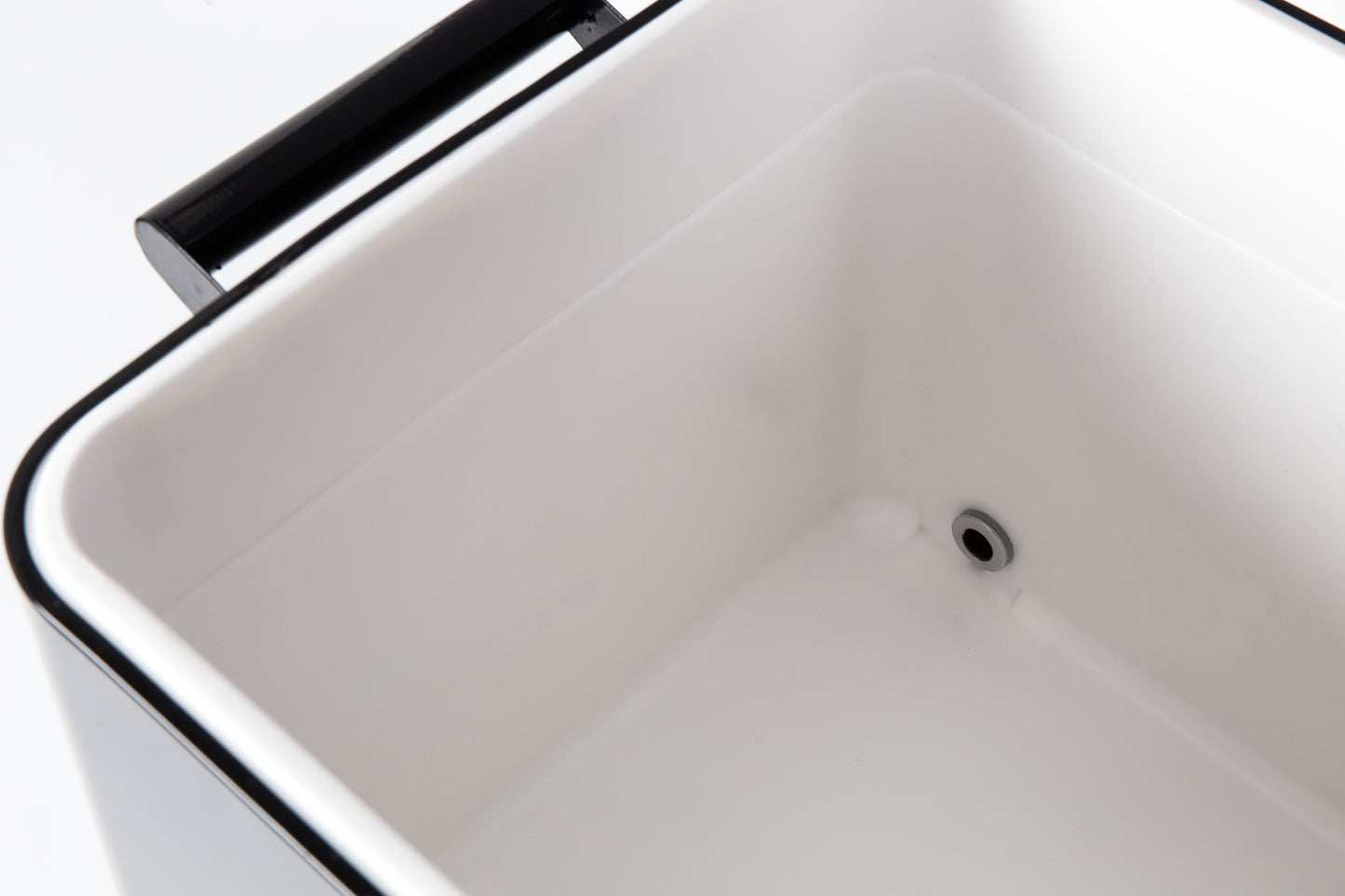 Zuiver Cooler Be Cool koelbox met wieltjes Black