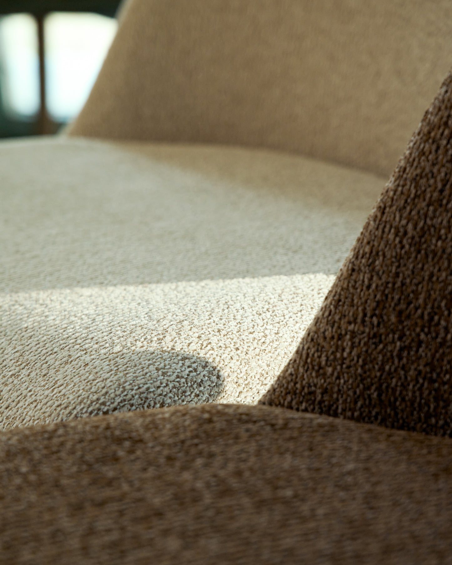 Kave Home Meila eetkamerstoel met arm chenille Beige donker hout