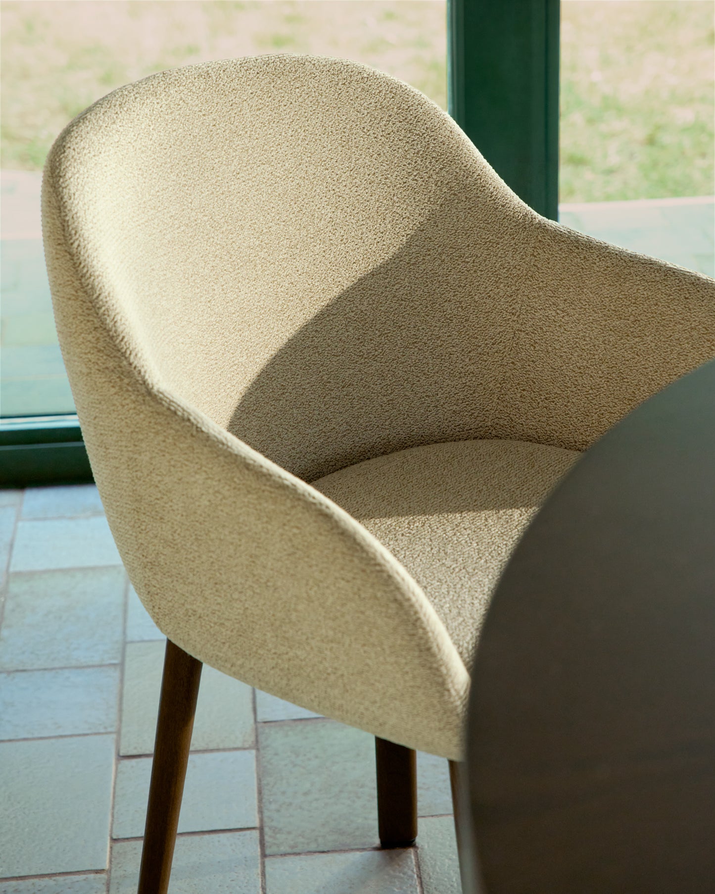 Kave Home Meila eetkamerstoel met arm chenille Beige donker hout