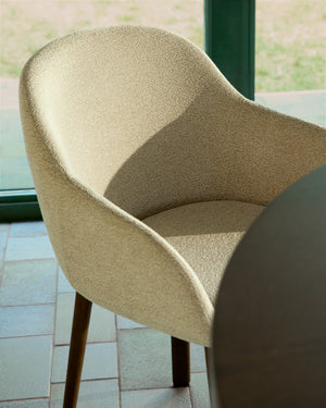 Kave Home Meila eetkamerstoel met arm chenille Beige donker hout