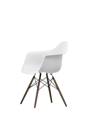 Vitra Eames DAW eetkamerstoel met arm Cotton White donker esdoorn