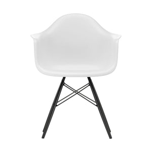 Vitra Eames DAW eetkamerstoel met arm Cotton White zwart esdoorn