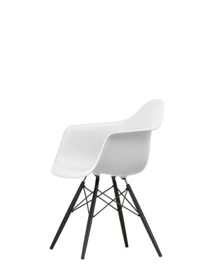 Vitra Eames DAW eetkamerstoel met arm Cotton White zwart esdoorn