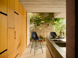 Vitra Eames barkruk H67 Sea Blue zwart gepoedercoat