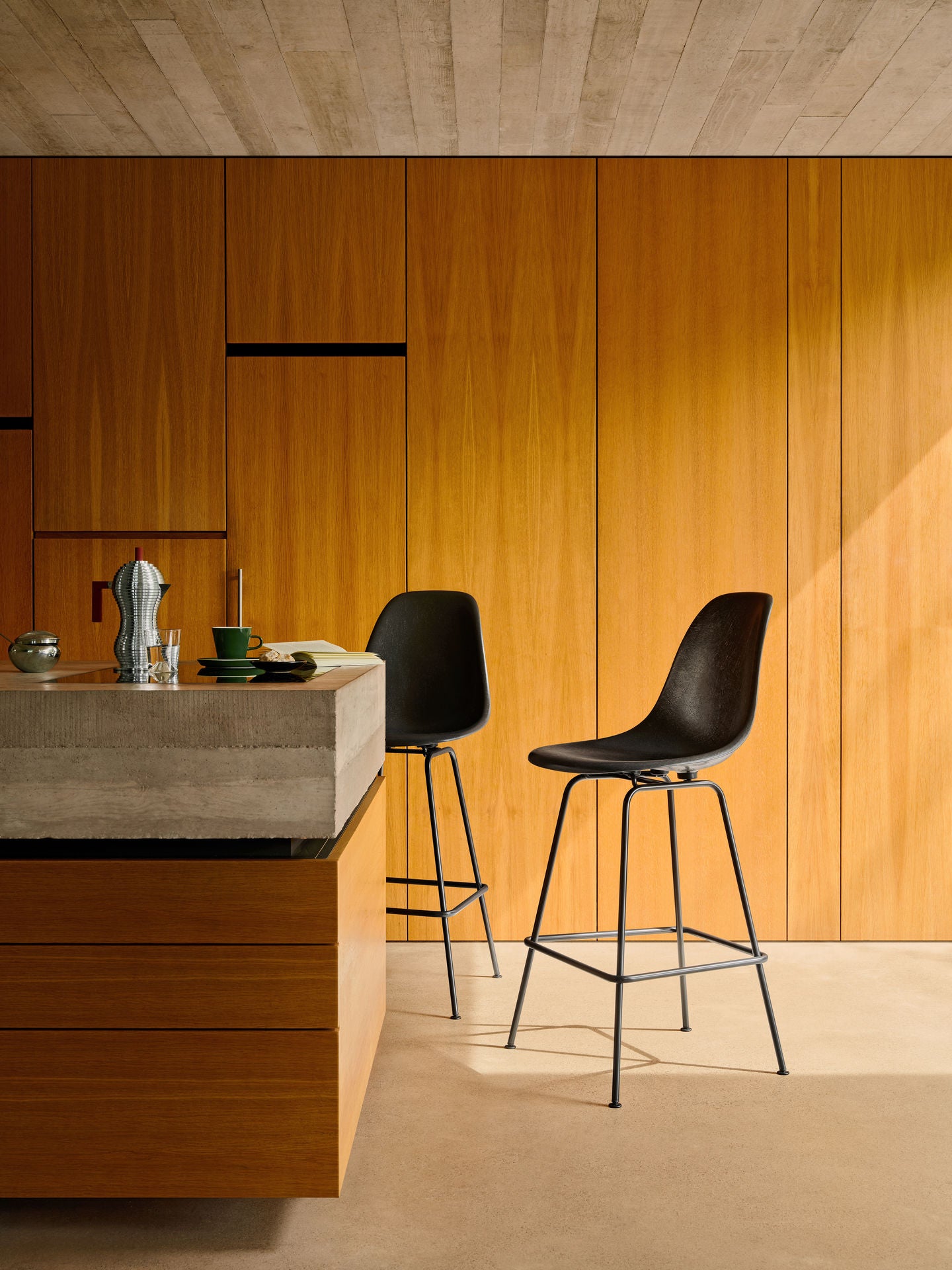 Vitra Eames barkruk H67 Sea Blue zwart gepoedercoat