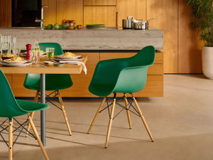 Vitra Eames DAW eetkamerstoel met arm vast zitkussen White esdoorn