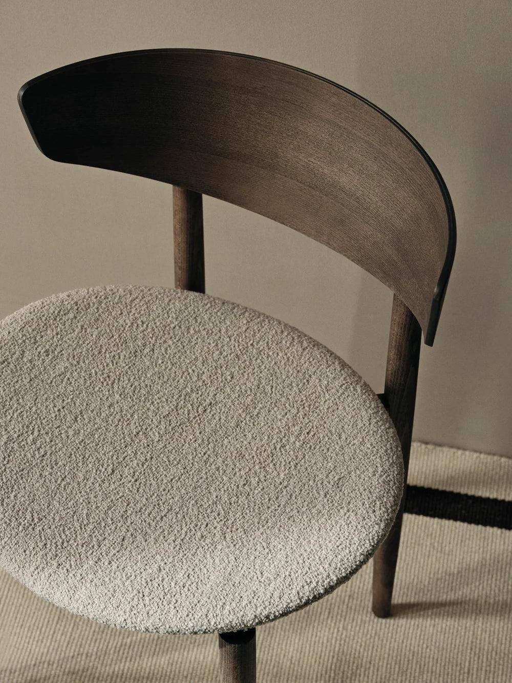 Ferm Living Herman eetkamerstoel Dark Stained/Soft Bouclé Natural