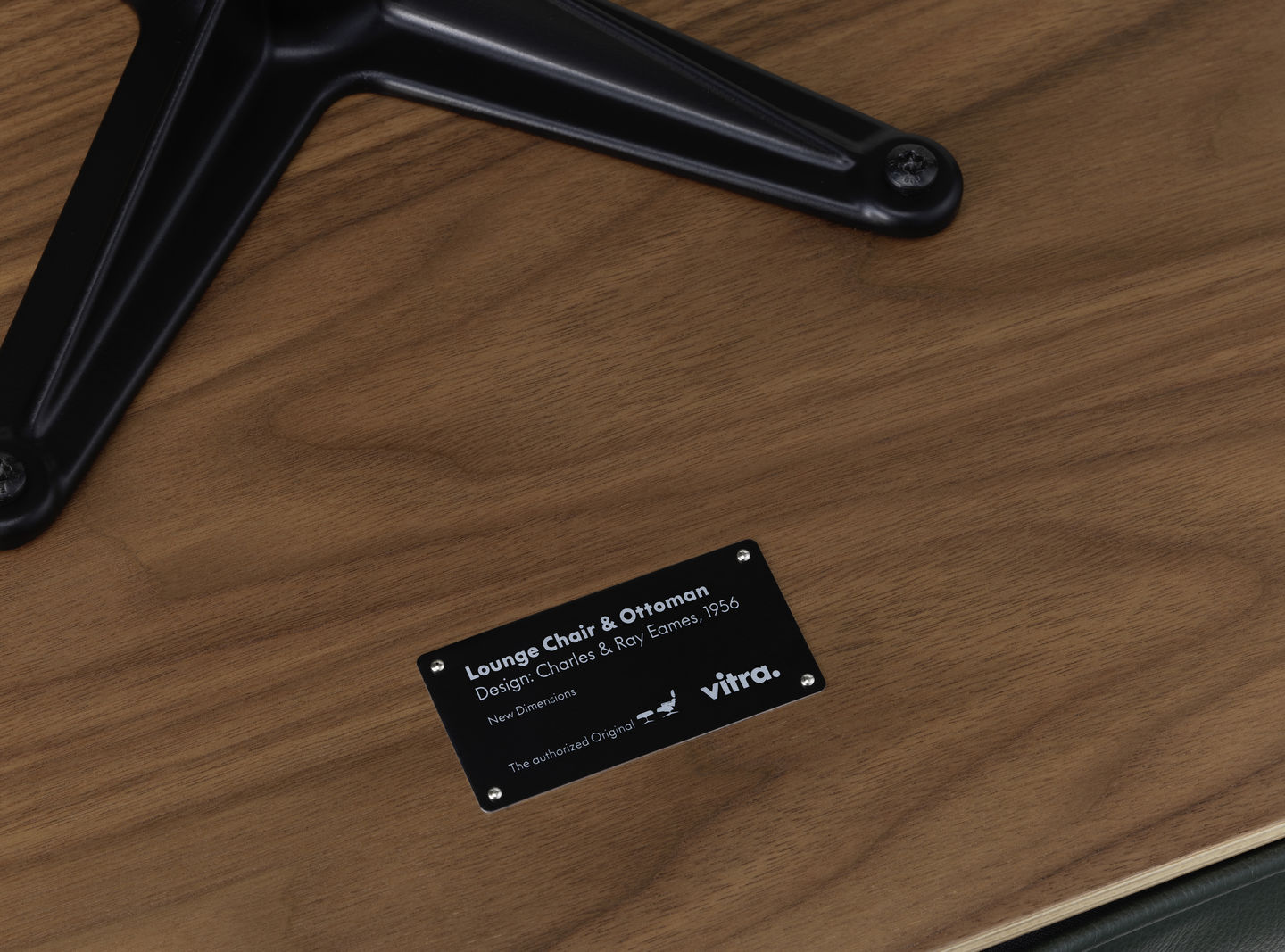 Vitra Eames Loungechair met ottoman Premium Leder Jade noten naturel